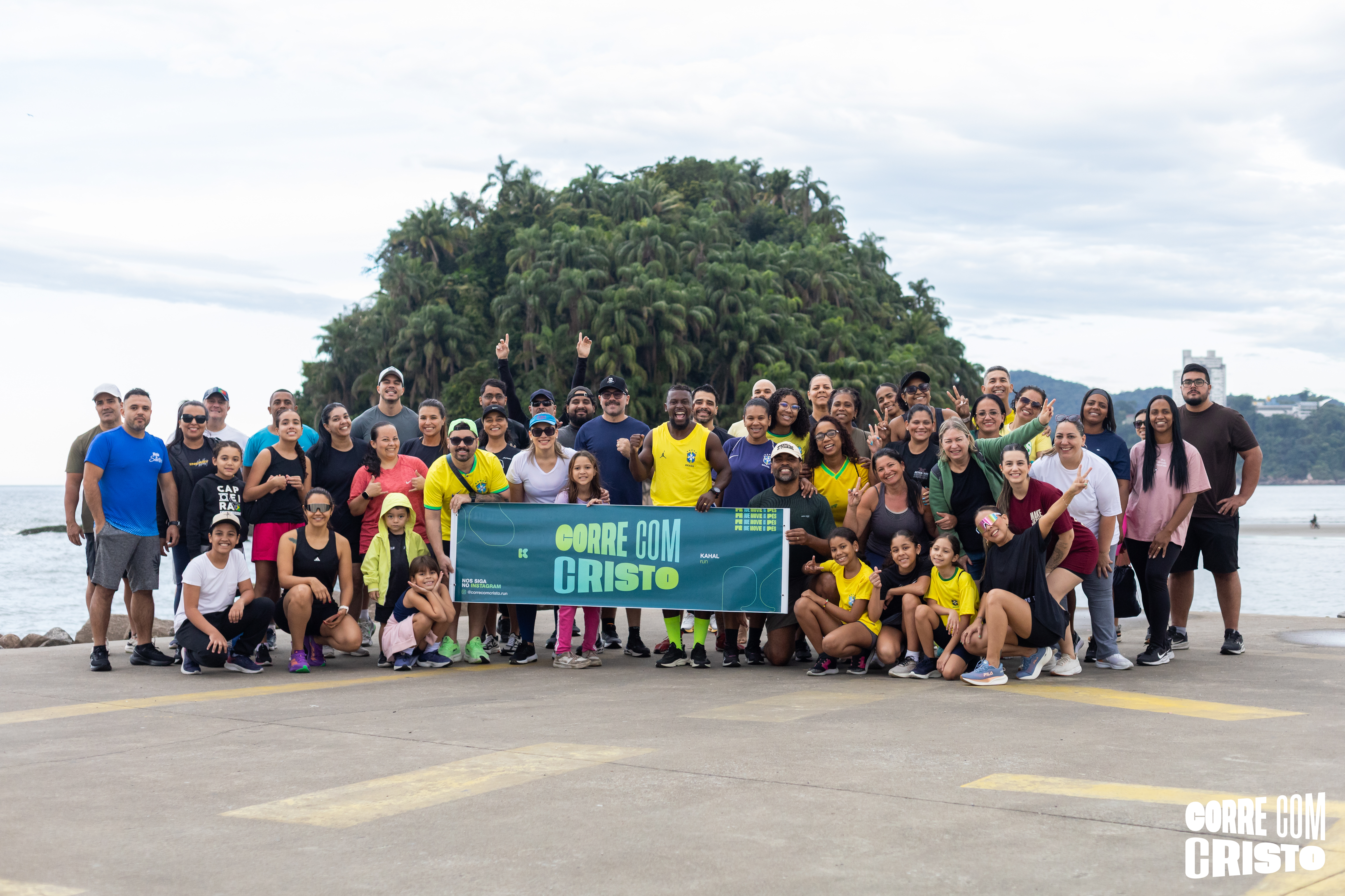 Equipe Corre com Cristo reunida na orla da Baixada Santista